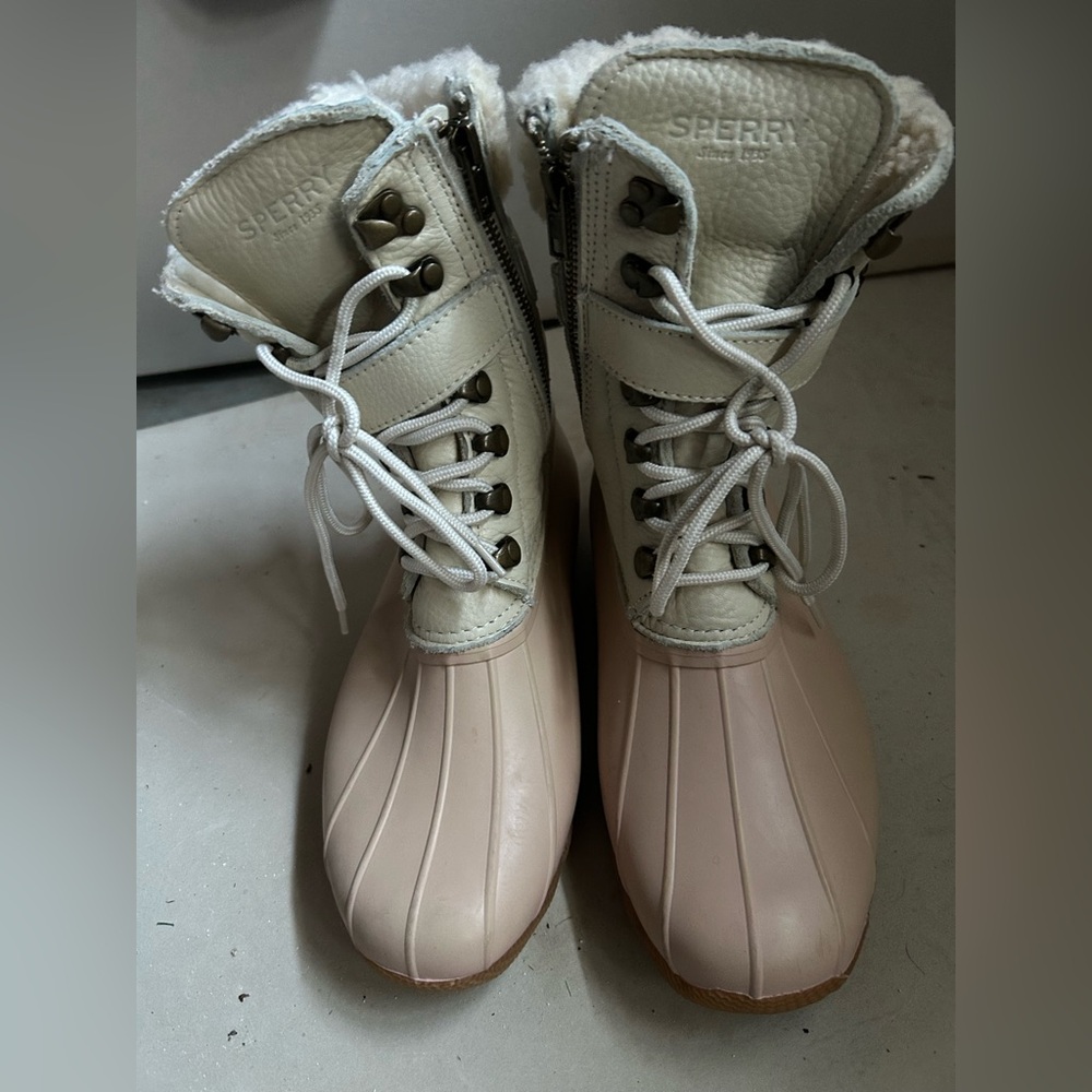 Sperry Leather Duck ๐ฆ Boots in Stylish Pink and Cream with Australian Sheep Fur. - Picture 1 of 9